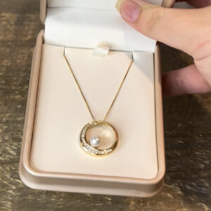 14k Yellow Gold G/H Color, SI Clarity, Round Natural Diamonds set Circle Pendant w/ White Pearl and 19" Chain. 3.6 grams.