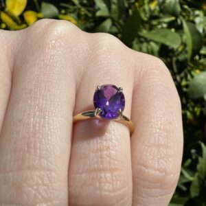 14k Yellow Gold Ring w/ 9x7mm Oval Cut Amethyst. Size 4 1/2. 2.2 grams.