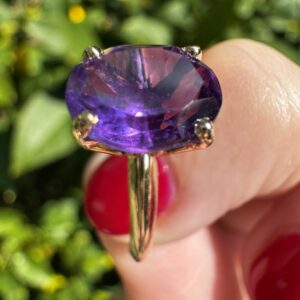 14k Yellow Gold Ring w/ 9x7mm Oval Cut Amethyst. Size 4 1/2. 2.2 grams.