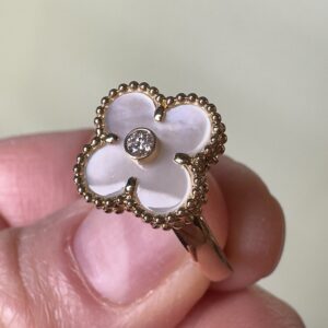 18k Yellow Gold Mother-of-Pearl 4 Four leaf Clover shape Ring w/ a Round Cut Diamond. Size 8 1/4. 6.2 grams.