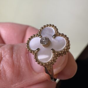 18k Yellow Gold Mother-of-Pearl 4 Four leaf Clover shape Ring w/ a Round Cut Diamond. Size 8 1/4. 6.2 grams.