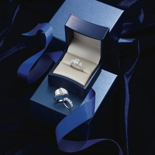 Diamond ring in Dark Blue Luxury Box